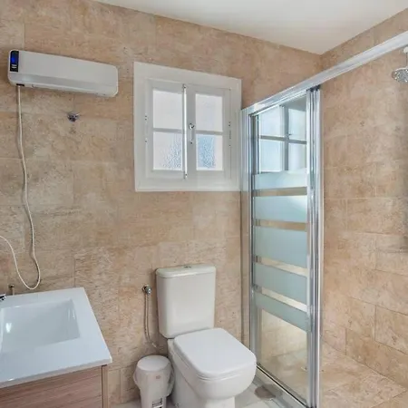 Marina - 5 Min Walk To The Beach, Heated Pool, Spa, 5 Bedrooms