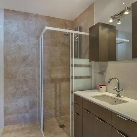 Marina - 5 Min Walk To The Beach, Heated Pool, Spa, 5 Bedrooms Benalmadena